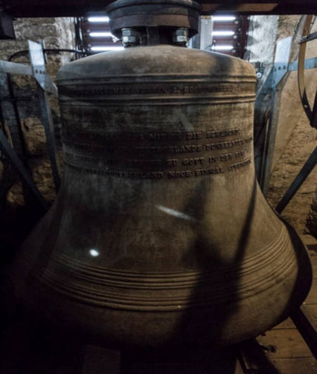 Die große Glocke trägt die Inschrift: "Die alte Glocke zog mit in die Schlacht, wir neuen entstanden in Deutschlands dunkelster Nacht, doch klingen wir getrost zu Gott in der Höh, und hoffen das Deutschland noch einmal aufsteh"