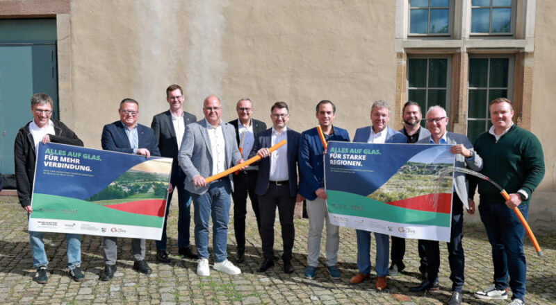Arbeiten gemeinsam am Ausbau der Breitbandversorgung: Die beteiligten lippischen Bürgermeister (von links) Martin Hoffmann (Leopoldshöhe), Marco Müllers (Schieder-Schwalenberg), Matthias Kalkreuter (Lage), Marcus Püster (Schlangen), Marcus Baier (Lemgo), Christian Sauter (Extertal), Thorben Blome (Lügde)  sowie (rechts Michael Ruttner (Horn-Bad Meinberg) und die Vertreter des Kreises Lippe mit Landrat Meinolf Haase (vierter von rechts), Gigabitkoordinator Oleg Hagel (dritter von rechts) und dem zuständigen Fachbereichsleiter Stefan Ostrau (zweiter von rechts). Nicht mit auf dem Bild: Christoph Dolle (Blomberg). Foto: Kreis Lippe