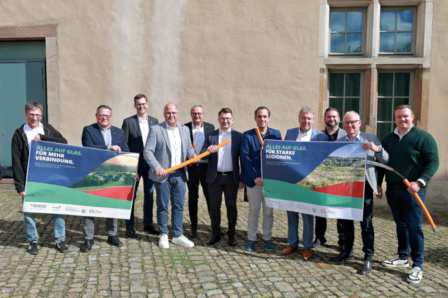 Arbeiten gemeinsam am Ausbau der Breitbandversorgung: Die beteiligten lippischen Bürgermeister (von links) Martin Hoffmann (Leopoldshöhe), Marco Müllers (Schieder-Schwalenberg), Matthias Kalkreuter (Lage), Marcus Püster (Schlangen), Marcus Baier (Lemgo), Christian Sauter (Extertal), Thorben Blome (Lügde) sowie (rechts Michael Ruttner (Horn-Bad Meinberg) und die Vertreter des Kreises Lippe mit Landrat Meinolf Haase (vierter von rechts), Gigabitkoordinator Oleg Hagel (dritter von rechts) und dem zuständigen Fachbereichsleiter Stefan Ostrau (zweiter von rechts). Nicht mit auf dem Bild: Christoph Dolle (Blomberg). Foto: Kreis Lippe