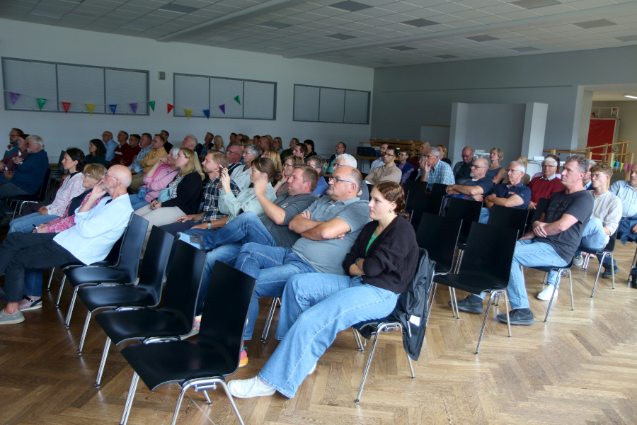 Nicht alle Stühle in der Aula der Grundschule Nord waren beim Bürgerforum zum Thema kommunale Kindertagesstätten gefüllt. Foto: Thomas Dohna