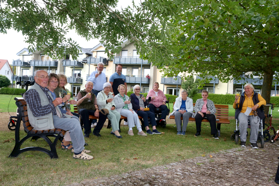 Auf und an den Bäcken sitzen (von links): Adolf Klawitsch, Anna Stiermat, Lena Thissen, Hans Thiem, Marianne Heupner, Waltraud Bergfrede, Karin Klein, Petra Lange, Lieselotte Thon, Helga Austmeier und Ursula Klocke. Hinter ihnen stehen Gerhard Schemmel und Ron Splittgerber von der Bürgerstiftung Leopoldshöhe. Foto: Thomas Dohna