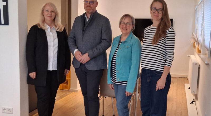 Laden zum nachhaltigen Shoppen ein: Margit Monika Hahn, Dörentrups Bürgermeister Friso Veldink, Eva Schönke (Kreis Lippe) und Elena Porsch (Gruppenleitung „Runder Teppich“). Foto: Kreis Lippe