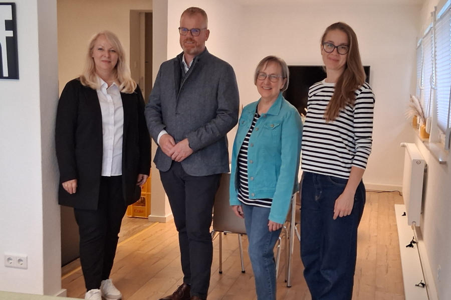 Laden zum nachhaltigen Shoppen ein: Margit Monika Hahn, Dörentrups Bürgermeister Friso Veldink, Eva Schönke (Kreis Lippe) und Elena Porsch (Gruppenleitung „Runder Teppich“). Foto: Kreis Lippe