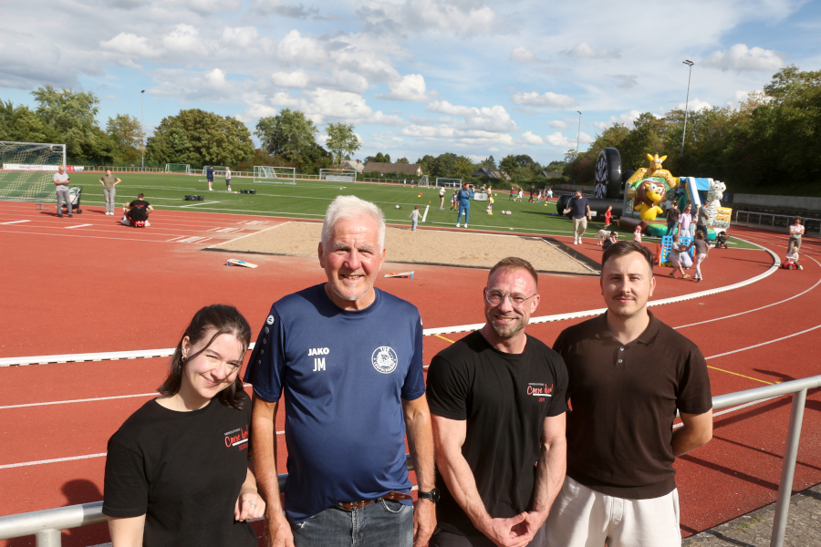 Jasmin Neubert (Carpe Diem), Jörg Mathuse und Eugen Sajaoschin (beide TuS Leopoldshöhe) sowie Jan Zipsner (Carpe Diem) haben den Fit-und-Kick-Day organisiert. Foto: Thomas Dohna