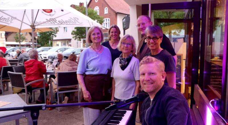 Brigitte Frodermann, Svenja Düning, Ulrike Schweitzer sowie Fabian und Sabine Adler waren Teuil des Teams, das den Geburtstag des Café 104 gestaltet hat. Vorn schaut der Musiker Simon Zawila in die Kamera. Foto: Thomas Dohna