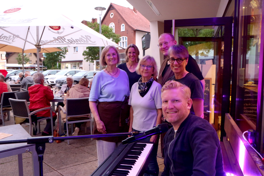 Brigitte Frodermann, Svenja Düning, Ulrike Schweitzer sowie Fabian und Sabine Adler waren Teuil des Teams, das den Geburtstag des Café 104 gestaltet hat. Vorn schaut der Musiker Simon Zawila in die Kamera. Foto: Thomas Dohna   