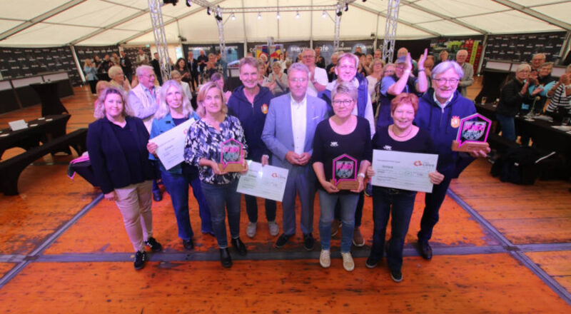 Für herausragendes Engagement ausgezeichnet (von links): Nicole Plugge (Ehrenamtsbüro Kreis Lippe), Claudia Falke, Sylvia Kosleck (VfL Pottenhausen), Ralf Hoppe (Unser Diestelbruch) Landrat Meinolf Haase, André Eikens (Unser Diestelbruch) Doris Winkler, Ute Riedel (Dorfgemeinschaft Göstrup) und Karl-Heinz Grebisz (Unser Diestelbruch). Foto: Kreis Lippe