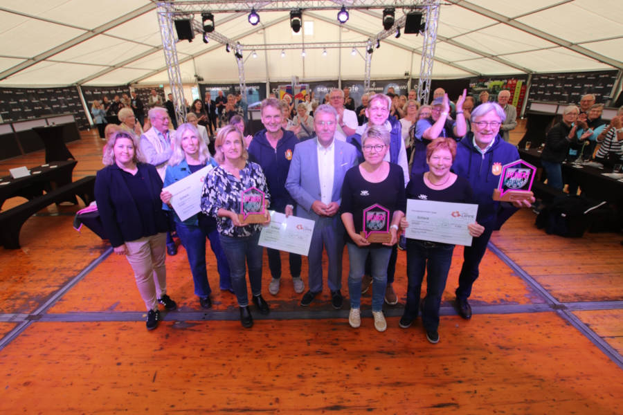 Für herausragendes Engagement ausgezeichnet (von links): Nicole Plugge (Ehrenamtsbüro Kreis Lippe), Claudia Falke, Sylvia Kosleck (VfL Pottenhausen), Ralf Hoppe (Unser Diestelbruch) Landrat Meinolf Haase, André Eikens (Unser Diestelbruch) Doris Winkler, Ute Riedel (Dorfgemeinschaft Göstrup) und Karl-Heinz Grebisz (Unser Diestelbruch). Foto: Kreis Lippe