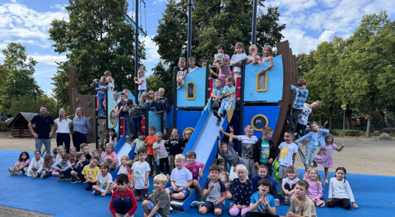 Die neuen Erstklässler mit ihren Klassenleherinnen und ihrem Klassenlehrer. Foto: Privat
