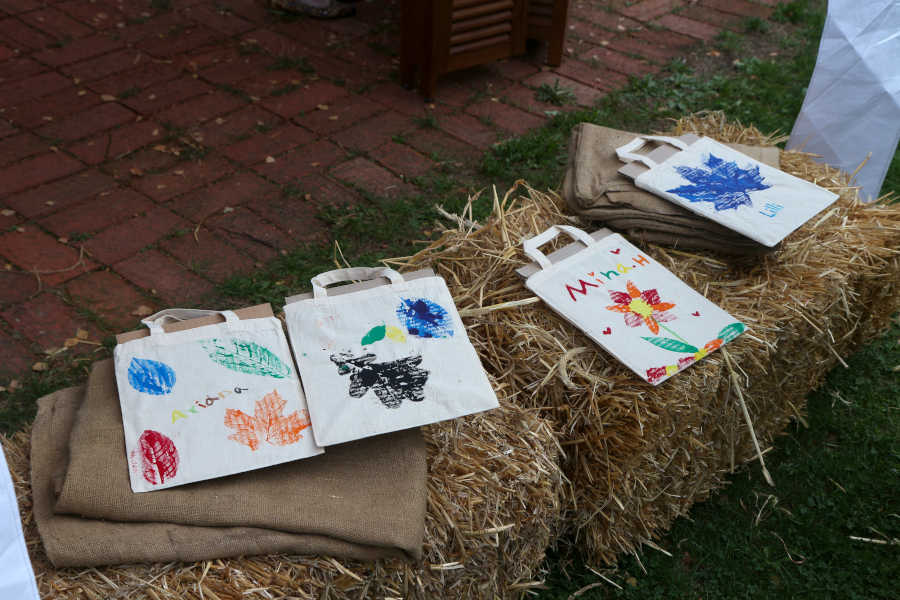 Kinder bedrucken Beutel bunt. Foto: Thomas Dohna