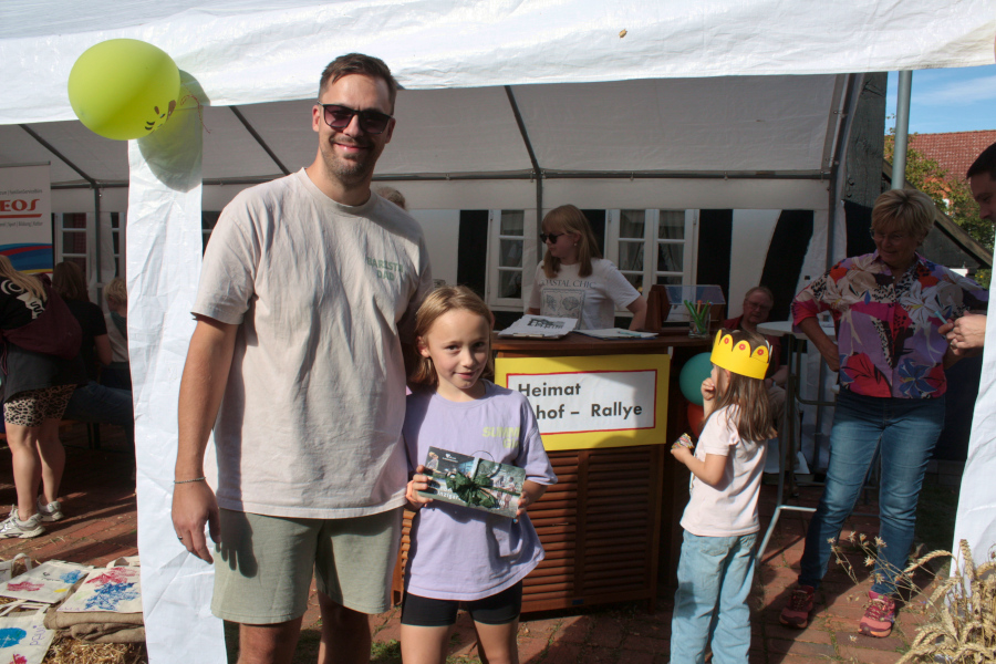 Lukas und Mila Stöppler gewinnen bei der Heimathof-Rallye einen Gutschein für das Archäologische Museum in Oerlinghausen. Foto: Thomas Dohna