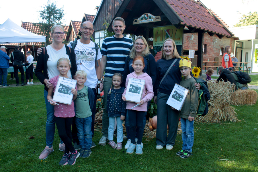 An der ersten Heimathof-Rallye nahmen Clara und Hannes Meier, Lara und Mila Hesse, Flinn Fortkord (vorne von links) sowie Dorothee und Matthias Meier, Fabian und Simone Hesse und Katrin Fortkord (hinten von links) teil. Foto: Thomas Dohna