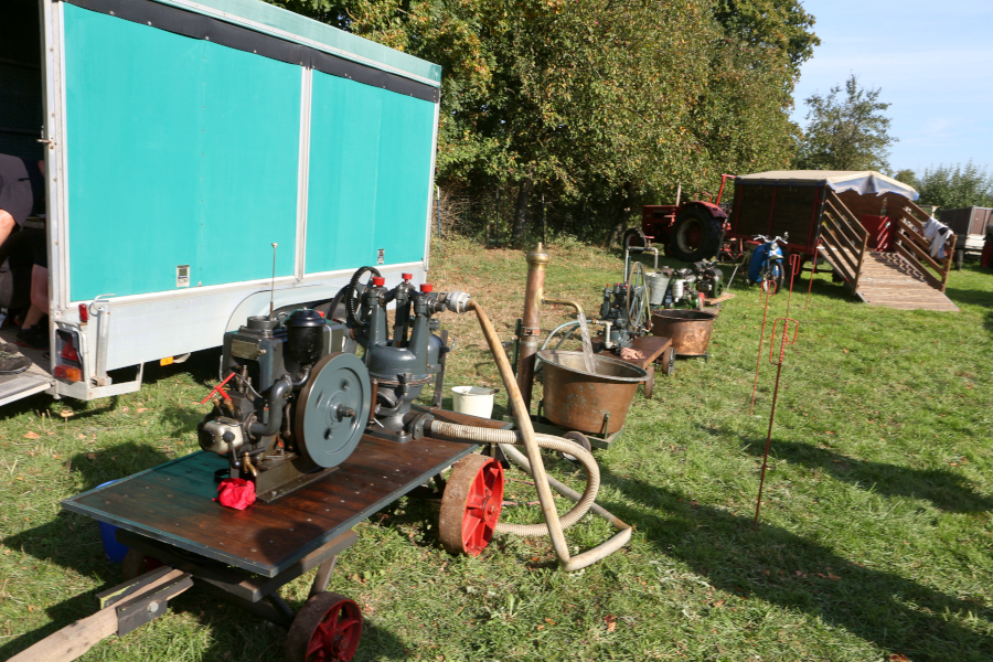 Standmotoren pumpten Wasser ins Runde. Foto: Thomas Dohna