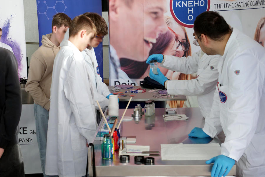 Wer wird Lacklaborant? Am Stand von Kneho-Lacke lernen Jugendliche die Arbeit im Labor in passender Arbeitskleidung kennen. Foto: Privat