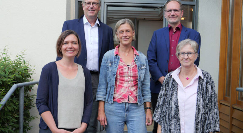Marktplatzgespräch. Mit Dr. Svenja Haberecht, Dieter Bökemeier, Stefanie Rieke-Kochsiek, Prof. Dr. Thomas Grosse und Sabine Hartmann (von links). Foto: Lippische Landeskirche
