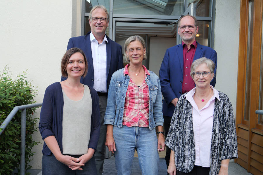 Marktplatzgespräch. Mit Dr. Svenja Haberecht, Dieter Bökemeier, Stefanie Rieke-Kochsiek, Prof. Dr. Thomas Grosse und Sabine Hartmann (von links). Foto: Lippische Landeskirche