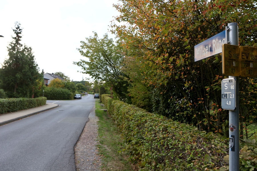 Die Straße Milser Heide ist noch nicht nach moderenen Standards ausgebaut. Foto: Thomas Dohna