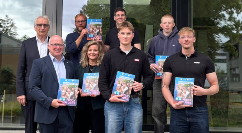 Volker Steinbach, Martin Raithel, Mario Westerholt, Annette Lehmköster, Kai Schwabe, Luca Botschinski (KEB), Nico Vieregge, Tom Hanske (Phoenix Contact) (von links). Foto: IHK Lippe