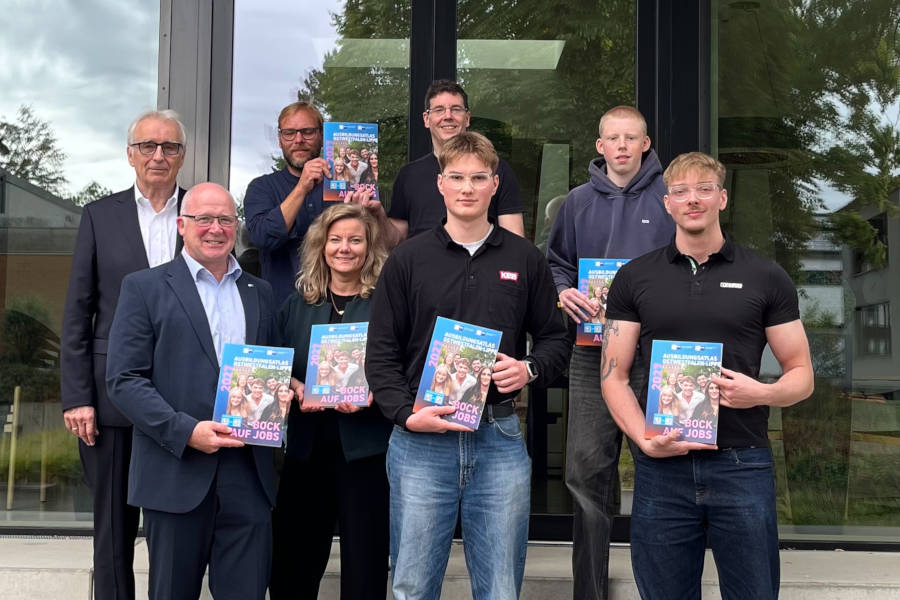 Volker Steinbach, Martin Raithel, Mario Westerholt, Annette Lehmköster, Kai Schwabe, Luca Botschinski (KEB), Nico Vieregge, Tom Hanske (Phoenix Contact) (von links). Foto: IHK Lippe