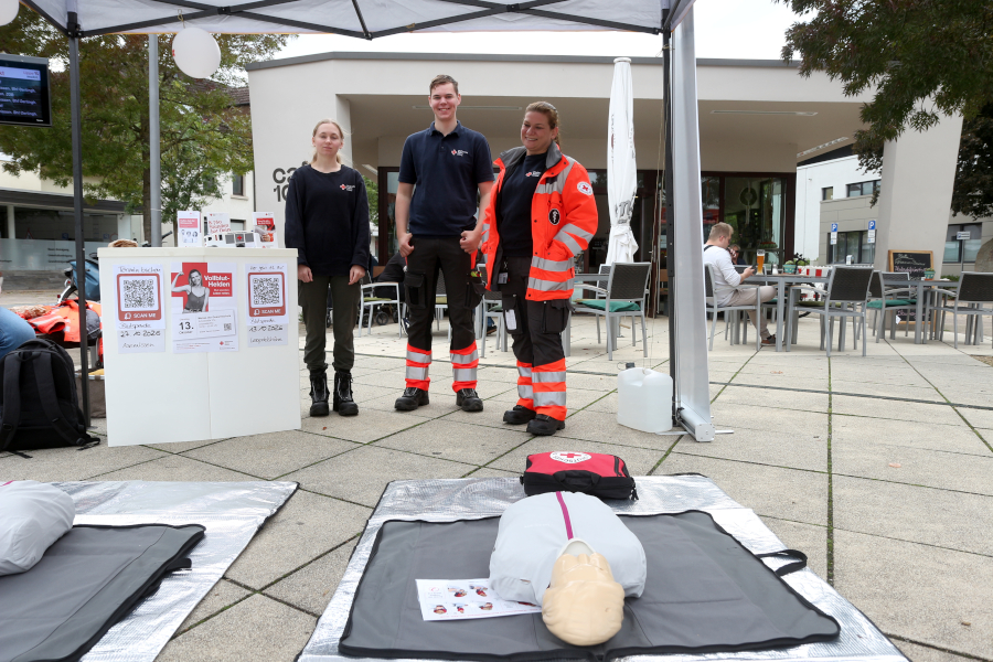 Beim DRK konnten sich die Besucher in Reanimation üben. Foto: Thomas Dohna