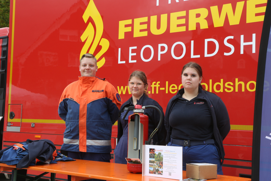 Drei Mitglieder der Jugendfeuerwehr Leopoldshöhe zeigten, wie Feuerlöscher funktionieren und wie sie zu bedienen sind. Foto: Thomas Dohna