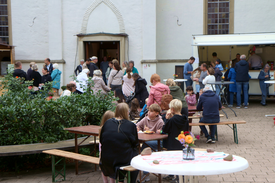 Auf dem Platz zwischen Rathaus und Kirche konnten sich die Besucher niederlassen. Foto: Thomas Dohna