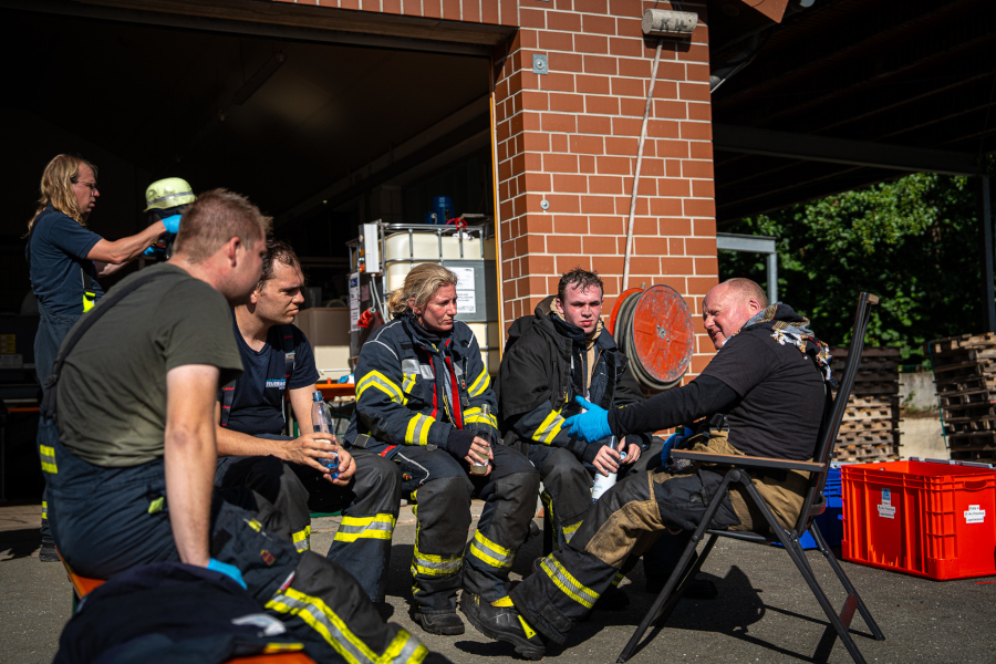 Ausbilder Thomas Mengedoth (rechts) bespricht mit den Einsatzkräften das Vorgehen im Container. Foto: Leon Stock/Die Blaulichtfotografen