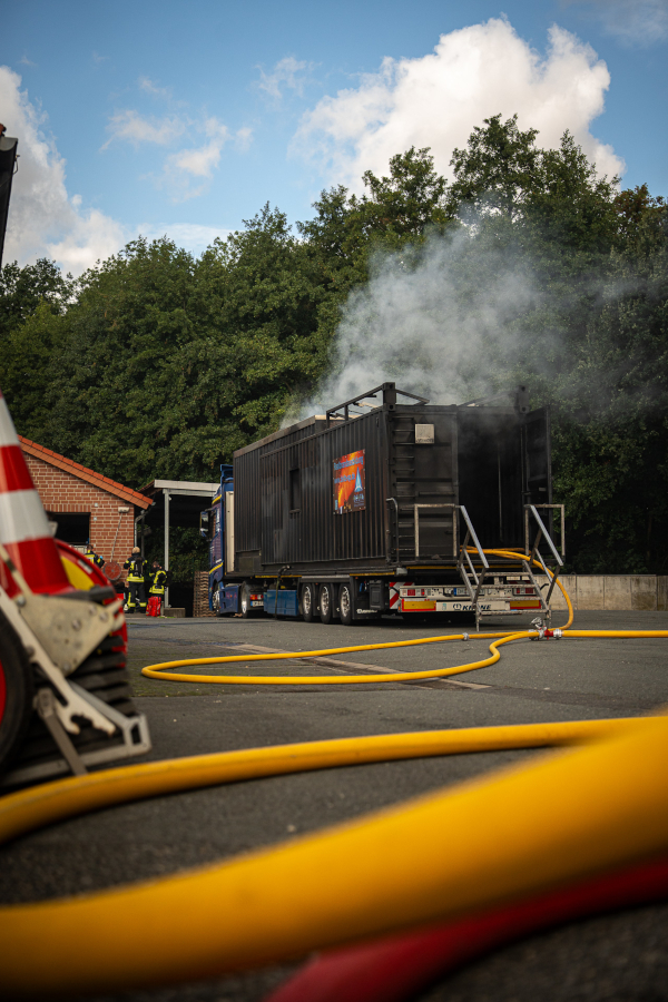Der Container ist auf einem Sattelzug aufgebaut. Foto: Leon Stock/Die Blaulichtfotografen