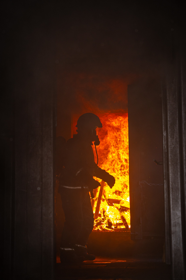 Hell lodern die Flammen in der Brennkammer des Containers. Foto: Leon Stock/Die Blaulichtfotografen