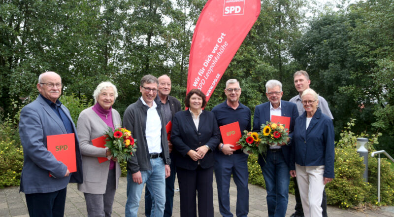 Hans Koppmann (von links) ist 60 Jahre in der SPD, Inge Berghoff, Helmit Holthöfer (vierter von links), Uwe Fauck sechster von links) und Gerhard Schemmel sind 50 Jahre dabei. Die Jubilare ehrten Bürgermeister Martin Hoffmann (dritter von links), die Landtagsabgeordnete Ellen Stocke (fünfte von links) die ehemalige NRW-Ministerin Ute Schäfer (rechts) und der Vorsitzende des SPD-Ortsvereins Süd Erik Srozinski. Foto: Thomas Dohna