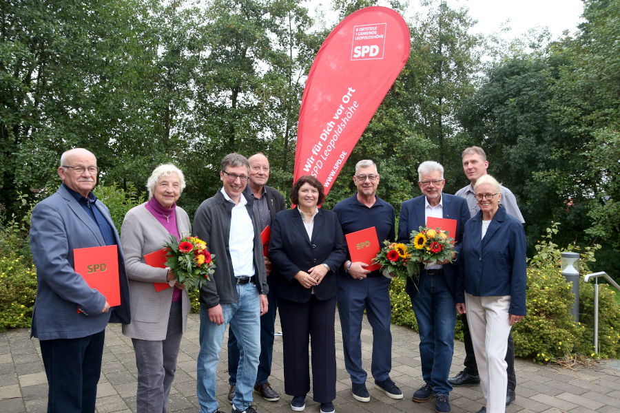 Hans Koppmann (von links) ist 60 Jahre in der SPD, Inge Berghoff, Helmit Holthöfer (vierter von links), Uwe Fauck sechster von links) und Gerhard Schemmel sind 50 Jahre dabei. Die Jubilare ehrten Bürgermeister Martin Hoffmann (dritter von links), die Landtagsabgeordnete Ellen Stocke (fünfte von links) die ehemalige NRW-Ministerin Ute Schäfer (rechts) und der Vorsitzende des SPD-Ortsvereins Süd Erik Srozinski. Foto: Thomas Dohna