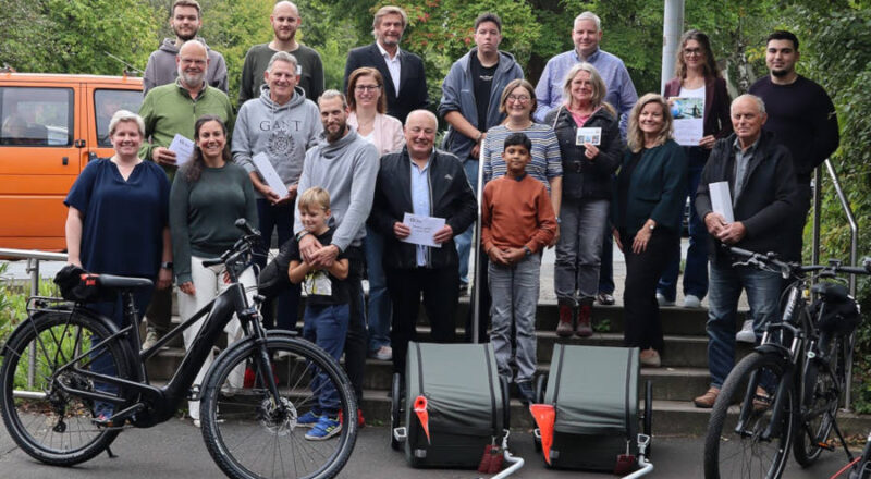 Die Gewinner der STADTRADELN Aktion sowie der Mobilitätsbefragung an den lippischen Berufskollegs zusammen mit Anna-Lena Wiebusch (erste von links vordere Reihe), Dennis Hetmann und Günther Weigel ( zweitee und dritter von links hintere Reihe). Foto: Kreis Lippe