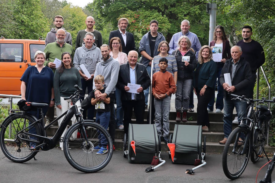 Die Gewinner der STADTRADELN Aktion sowie der Mobilitätsbefragung an den lippischen Berufskollegs zusammen mit Anna-Lena Wiebusch (erste von links vordere Reihe), Dennis Hetmann und Günther Weigel ( zweitee und dritter von links hintere Reihe). Foto: Kreis Lippe