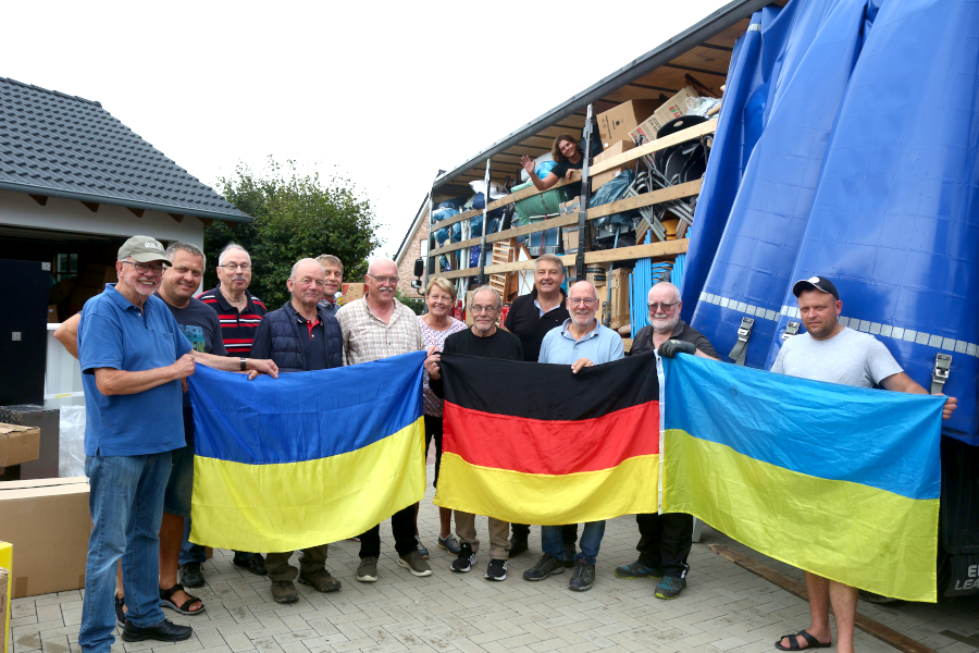 Aktive der Ukrainehilfe Bielefeld Lippe beladen einen Sattelzug, der der 44. Transport von Hilfsgütern in die Ukraine seit 2022 ist. Foto: Thomas Dohna