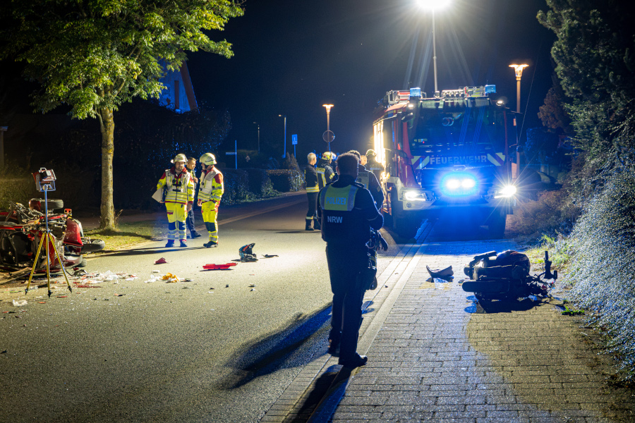 Die Freiwillige Feuerwehr Leopoldshöhe leuchtete die Unfallstelle aus. Foto: Die Blaulichtfotografen