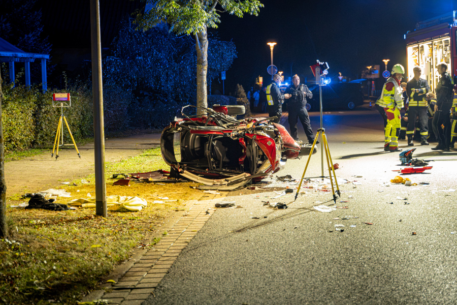 Der Kabinenroller liegt völlig zerstört am Straßenrand. Foto: Die Blaulichtfotografen