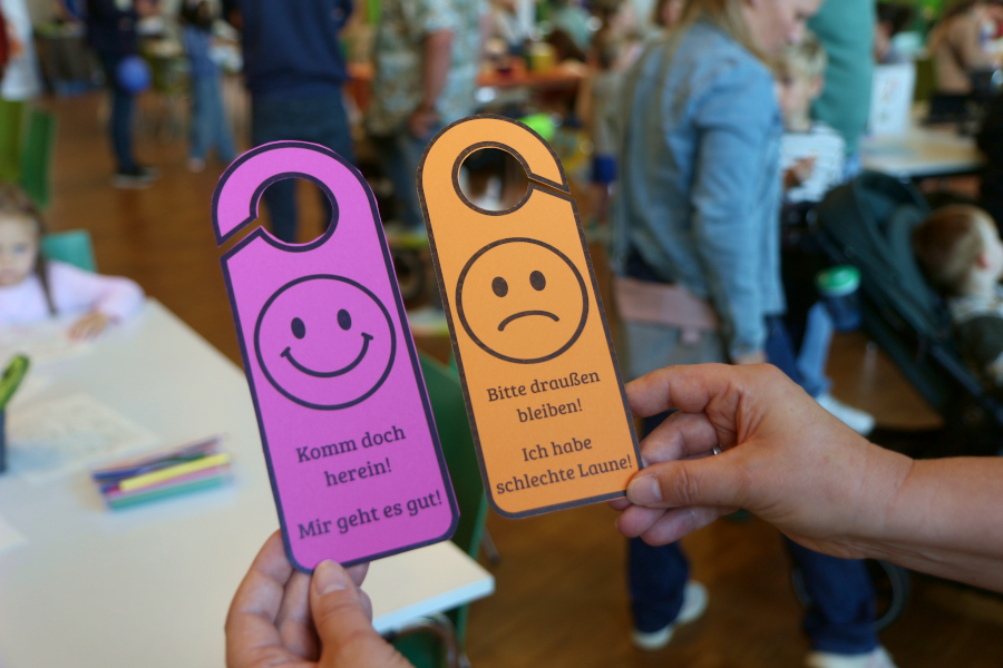 Diese Klinkenanhänger konnten sich Kinder ausschneiden, als Ausdruck ihres Rechtes auf Privatsphäre. Foto: Thomas Dohna
