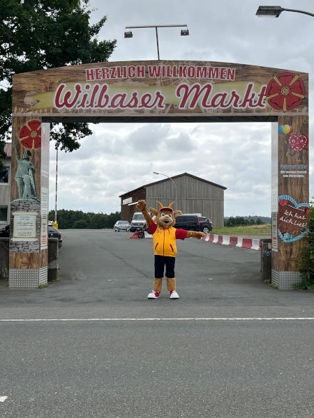 Das neue Maskottchen Willi Basen freut sich auf die Stoppelkirmes und viele Besucherinnen und Besucher.