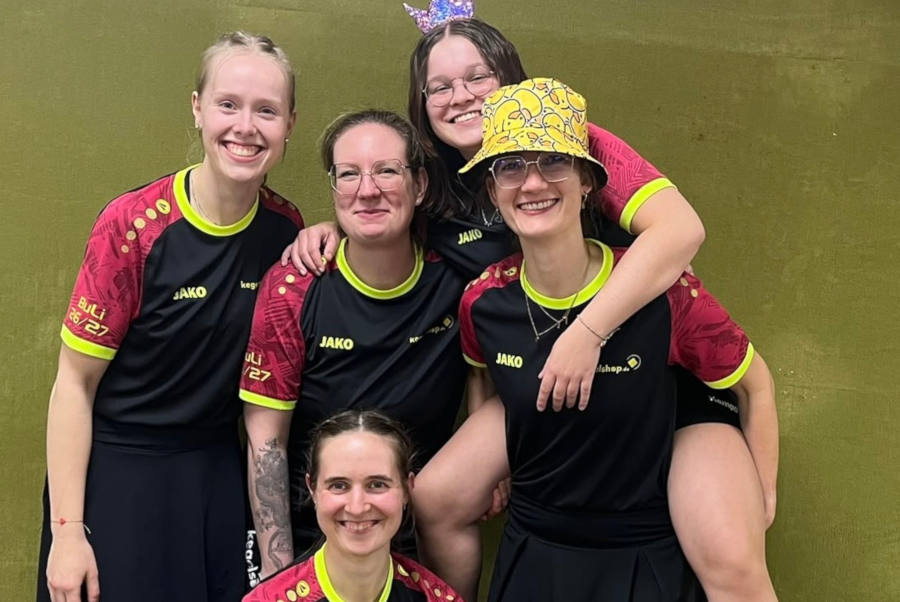 Trotz Niederlage gut gelaunt: die ertse Damenmannschaft des SKV Greste-Lage mit (von links)Nora Rüsenberg, Christina Rähse, Lilly Lemke und Jana Lammert. Vorn: Josephine Lammert. Foto: Privat