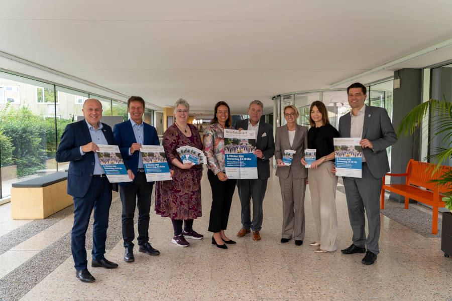 Christoph Rüther (Landrat des Kreises Paderborn), Michael Stickeln (Landrat des Kreises Höxter), Nicole Streitz (Kreisdirektorin des Kreises Minden-Lübbecke), Regierungspräsidentin Anna Katharina Bölling, Meinolf Haase (Landrat des Kreises Lippe), Christiana Bauer (Oberbürgermeisterin der Stadt Bielefeld), Ina Laukötter (Landrätin des Kreises Gütersloh) und Mirco Schmidt (Landrat des Kreises Herford) laden zum Benefizkonzert nach Bad Salzuflen ein (von links). Foto: Bezirksregierung Detmold/Steffen Adams