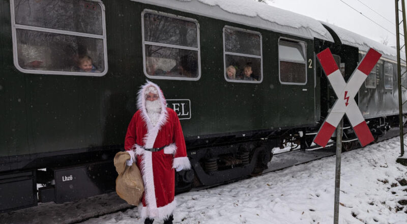 Der Nikolaus steigt unterwegs in den Museumszug ein Archiv Landeseisenbahn Lippe