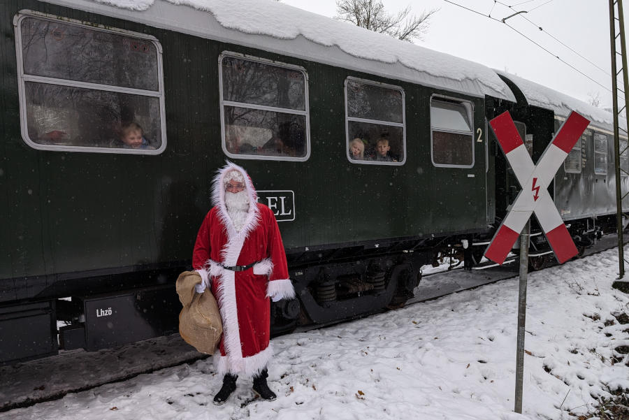 Der Nikolaus steigt unterwegs in den Museumszug ein Archiv Landeseisenbahn Lippe