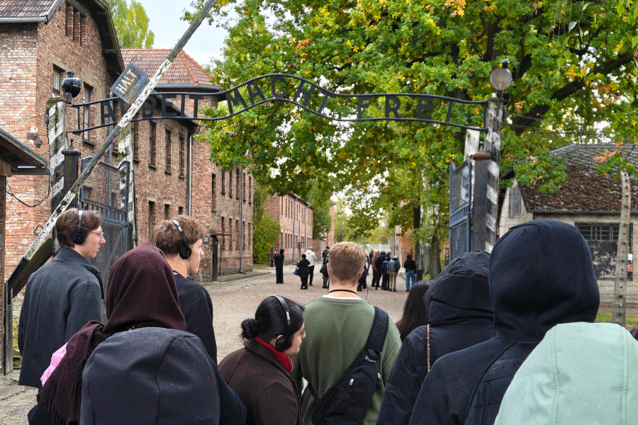 Eine Gruppe diesjähriger Abiturienten und Abiturientinnen der Felix Fechenbach Geamtschule besuchte vor den herbstferien die Gedenkstätte Auschwitz. Fotos: Privat