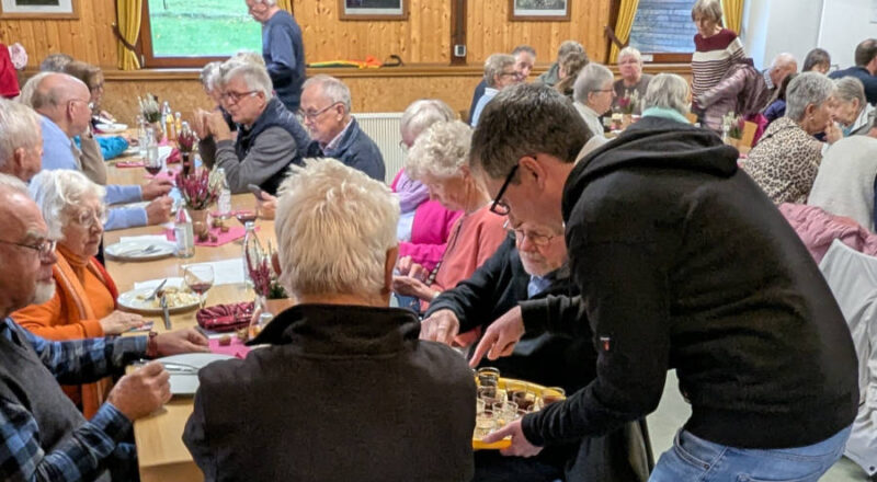 Gut gefüllt war das Backhaus beim diesjährigen Ehrenamtgrillen. Foto: Gemeinde Leopoldshöhe