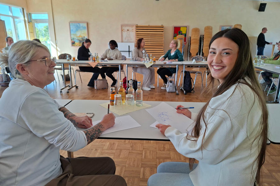 Die Einführungsveranstaltung für 26 Neue Schulbegleiterinnen und Schulbegleiter legte den Fokus auf Ro0lle, Kinderschutz und Handlungssicherheit. Foto: DRK Lippe