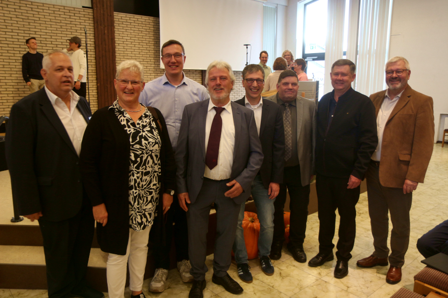 Pastor Udo Fast, Kirsten Weber-Obst (Mennonitische Diakonie Menndia), David Rosemeier (MGB), Peter Hege (Menndia), Bürgermeister Martin Hoffmann, Pfarrer Gerd Blanke (evangelisch-reformierte Kirchengemeinde Asemissen-Bechterdissen), Gemeindeleiter Uwe Neufeld und Arnold Driediger. Foto: Thomas Dohna