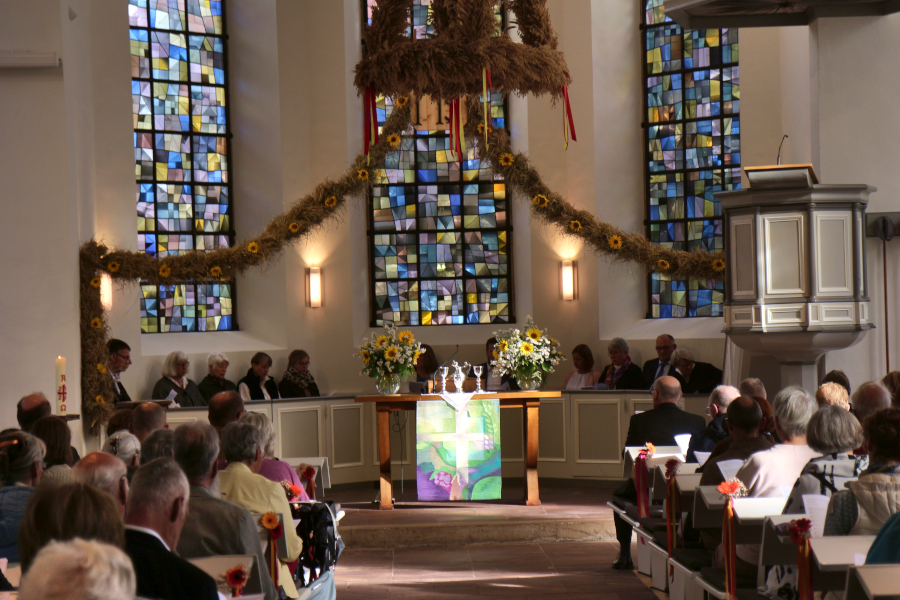 Ein Sonnenstrahl fällt auf das Antependium und das Abendmahlsgeschirr am und auf dem Altar. Foto: Thomas Dohna
