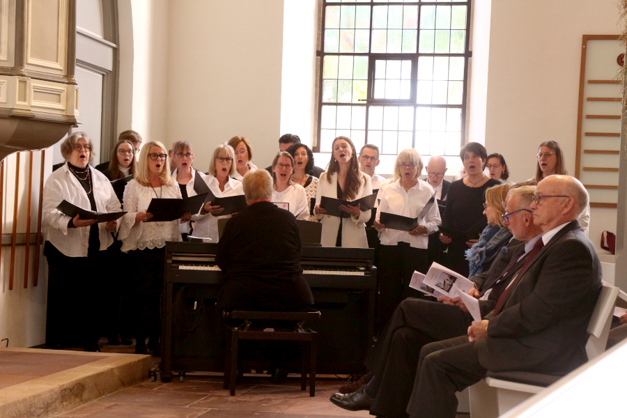 Der Projektchor sang unter der Leitung von Annette Wolf. Foto: Thomas Dohna