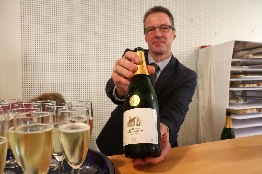 Küster Eckart Wedemann schenkt zum Sektempfang Dorfkirchen-Sekt aus. Foto. Thomas Dohna