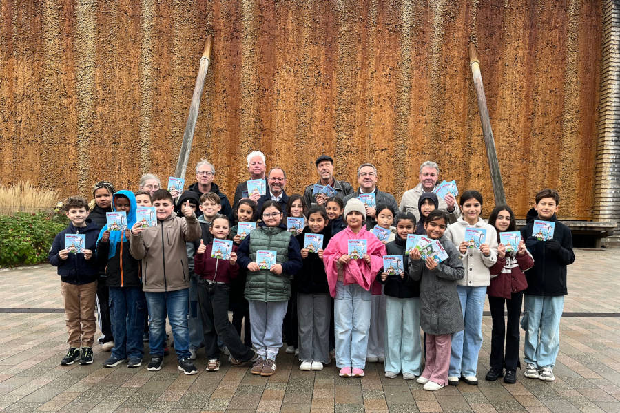 Meinolf Haase, Axel Lehmann, Mark Schäferjohann, Jörg Düning-Gast und Manfred Hütte vom Kurier Verlag (hinten von links) freuen sich mit Klassenlehrer Phillip Wagner, Schulleiterin Anke Daubel-Wiele und der 4c der Grundschule Ahornstraße über die neue Ausgabe. Foto: Kreis Lippe